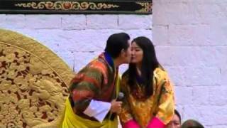 Bhutanese King kisses his Queen Bhutanese King kisses his Queen