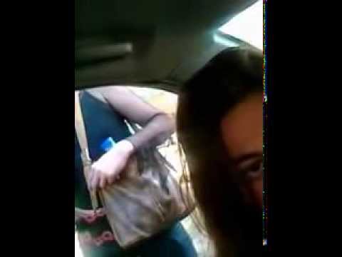 Сексуальная негритянка сосет хуй таксиста и ебется в машине