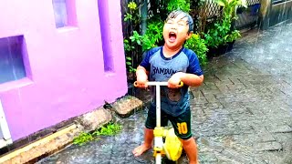 Bocah Gemoy Lucu Main Hujan-Hujanan