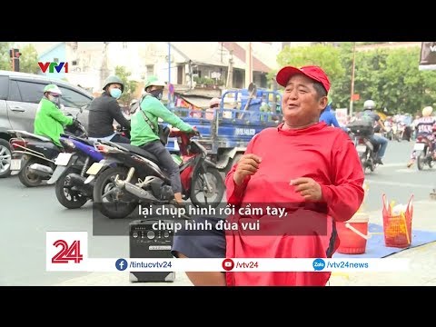 Phía sau người đàn ông mặc áo dài đỏ nhảy trên phố | VTV24