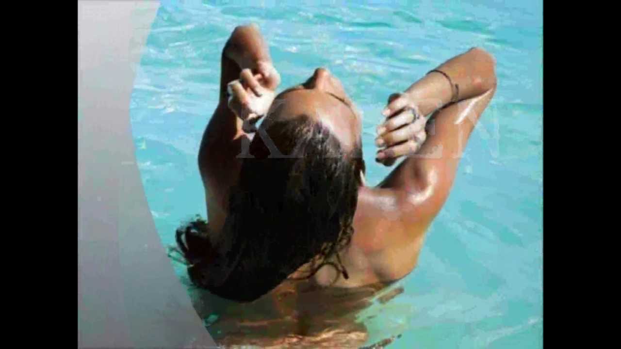 Голая брюнетка мастурбирует в бассейне