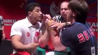 Türk bilek güreşçisi ne bağırıyon lan!