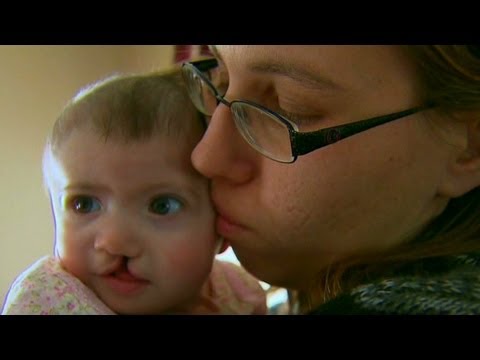   Sinkholes on Surrogate Mom Defies Family  Has Baby