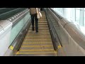 加速するトロント空港の動く歩道 Accelerating flat escalator