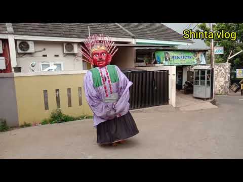 Ondel-ondel Baju ungu // Ondel-ondel on the street