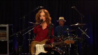 Watch Bonnie Raitt The Comin Round Is Going Through video