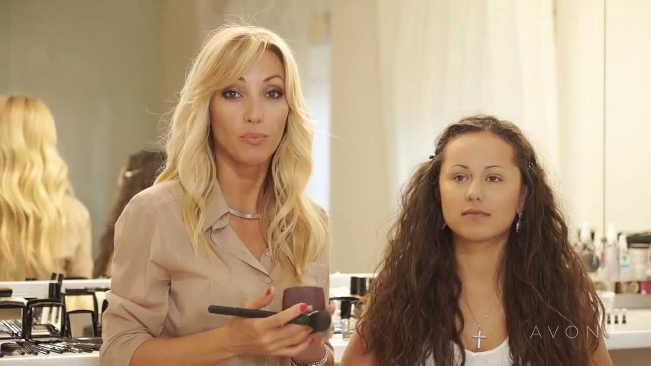 Смотреть визуальная коррекция треугольной формы лица от avon.