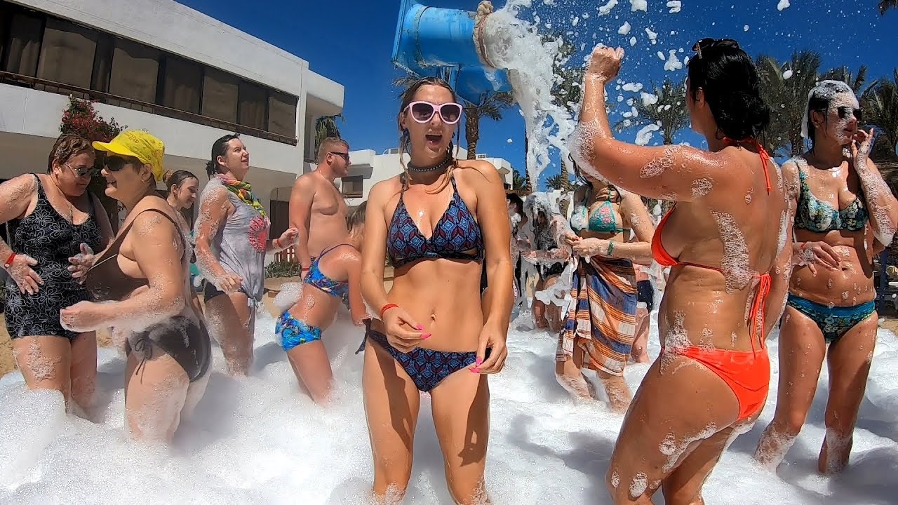 Милым русским лесбиянкам повезло и они выиграли отдых на одном из лучших мировых пляжей