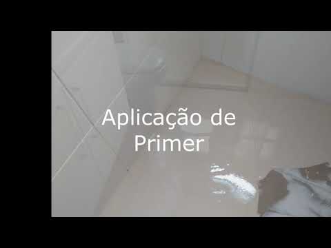 Banheiro na cor bege em apartamento em Mogi das Cruzes.