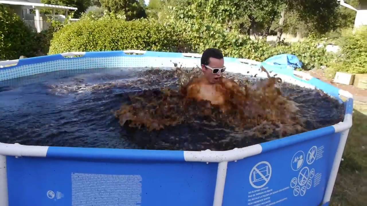 Влажная тинка ебется в надувном бассейне