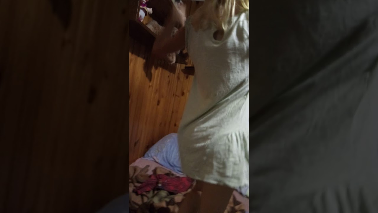 Русская девушка вместе со своим другом устроили домашнюю порнушку