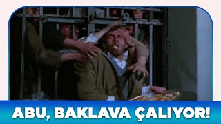 Zavallılar Türk Filmi | Abu, Baklava Çalıyor!
