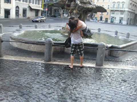 BAÑO EN LA FUENTE DEL TRITÓN (ROMA 2010)