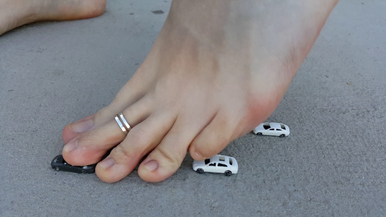Barefoot crush toycar