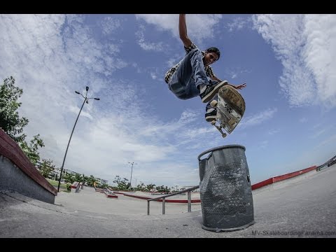 Julio Crespo, Frontside Flip - Skateboarding Panama