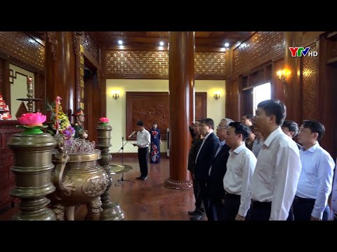 ĐC Trần Quốc Vượng – Nguyên TT Ban Bí thư dâng hương tại Khu di tích lịch sử QG lễ đài sân vận động