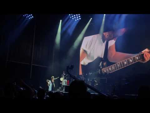 Відео: Ангус Янг приєднався на сцені до Guns N' Roses