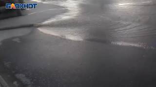 Видео Зловонную жижу откачали прямо на оживленную улицу Волгограда от Блокнот Волгоград, улица Карла Маркса, Волгоград, Россия