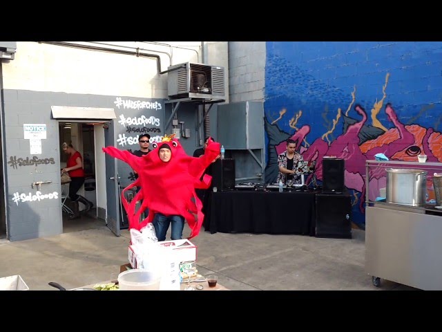 Man In Crab Costume Dances To Billie Jean - Video