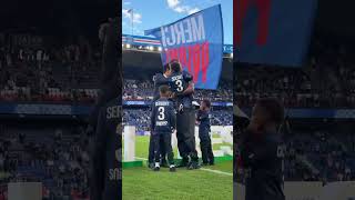 Presnel Kimpembe En Fusion Avec Tout Le Stade Son Hommage Légendaire Au Parc Des Princes