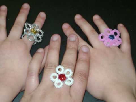 http://www.manualidadesconninos.com/video/manualidades-de-limpia-pipas-anillos-en-forma-de-flor-con-limpiapipas