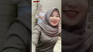 SOLEHOTTT???? belahan kenikmatan kelihatan !! tiktok Viral Cewek hijab