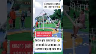 Momen Krisjiana Bermain Bersama Asistennya Yg Lucu