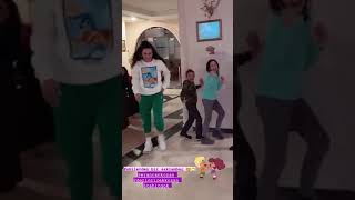 Ebru Şahin Sette Saklambaç Oynuyor