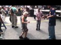 Niño y viejita bailando salsa