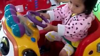 Anak Lucu. Naik Odong Odong Goyang. Ekspresi Wajah Tegang.