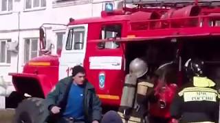 Видео Средь бела дня: волжане наблюдали пожар на улице Карбышева от Новости Волжский, улица Генерала Карбышева, Волжский, Россия