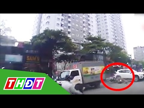 Khoảnh khắc xe ô tô tông hàng loạt xe máy rồi bỏ chạy | THDT