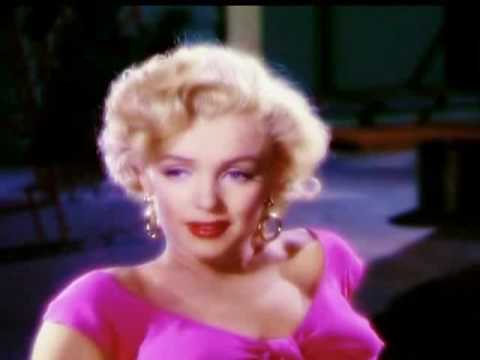 Gorgeous sensual Marilyn Monroe in Niagara shooting