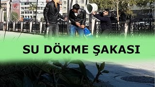 İnsanlarin Üstüne Su Dökme Şakasidayak Yemekten Kılpayı Kurtulduk-Wetting Joke-Kamera Şakasi