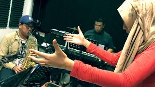 Syafiqah 'Adha Sallehin rehearsing with Nusantara