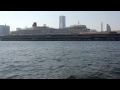 横浜大桟橋に寄港する大型豪華客船クイーンエリザベス号