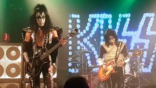 Watch Kiss Rockin In The Usa video