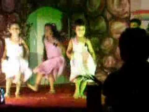 Aishwarya dances Chanda Chamke Cham Cham from Fanaa...