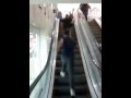 Caindo da escada rolante ao contrario!!