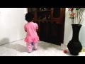 Valentina juega a "la mano peluda"