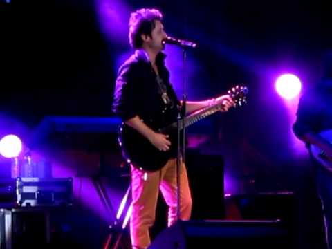 Atif Aslam singing Gulabi Ankhein Live in Dubai 13th Oct 2011...