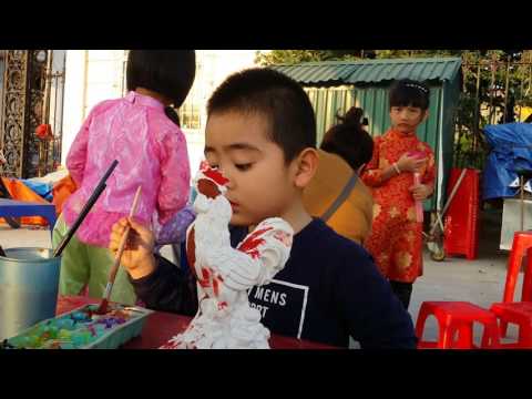 Bé tô màu chú gà hoá quạ năm Đinh Dậu.