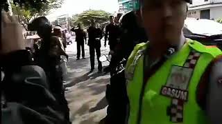 Terharu!! Pak Jokowi turun dari mobil ketika melihat masyarakat kecil di pinggir jalan