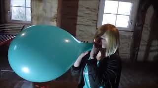 120820231Sabrina Knallt Luftballons Balloon Pop Auf Dem Dachboden