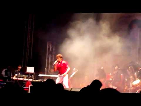 Sonu Nigam Sings & Dances on one of his Favourite - Bijuriya...