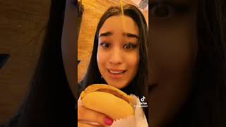 Emily Vick Comendo Carne Pela Primeira Vez.