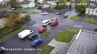 Видео Перекресток пр. Октябрьский - ул. Мурманская(ул. Мурманская, 19) 24.09.16 от Victor Korenev, Мурманская улица, Петрозаводск, Россия