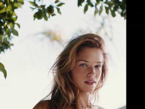 Amanda Righetti plays Grace Van Pelt on THE MENTALIST and she's gracing us