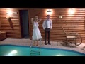 Невеста в платье прыгает в бассейн