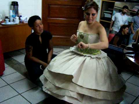 TRAJE DE PAPEL RECICLADO